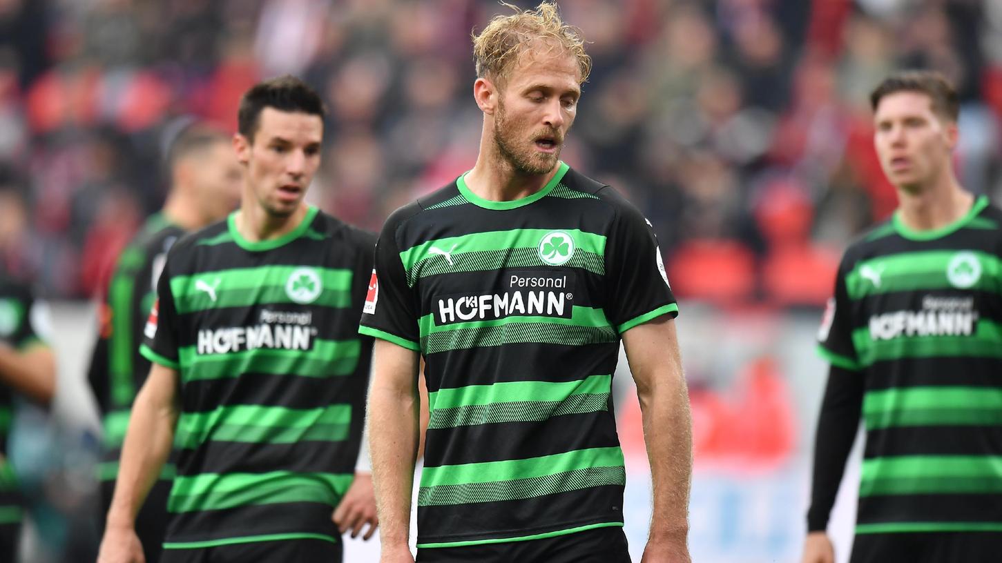 Sebastian Griesbeck (Mitte) wurde erst durch die vielen Ausfälle zum Innenverteidiger und ist auf dieser Position einer der besten und konstantesten Fürther Spieler.
Sebastian Griesbeck (Mitte) wurde erst durch die vielen Ausfälle zum Innenverteidiger und ist auf dieser Position einer der besten und konstantesten Fürther Spieler.