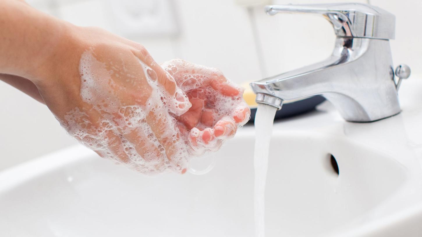 Regelmäßiges und gründliches Händewaschen mit Seife hilft, die Gesundheit zu schützen. Nicht vergessen: Hände danach gründlich abtrocknen - in öffentlichen Sanitäranlagen am besten mit sauberen Einmalhandtüchern. Regelmäßiges und gründliches Händewaschen mit Seife hilft, die Gesundheit zu schützen. Nicht vergessen: Hände danach gründlich abtrocknen - in öffentlichen Sanitäranlagen am besten mit sauberen Einmalhandtüchern.