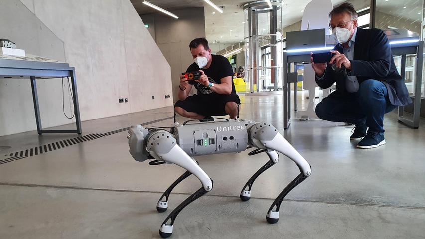 Er macht auch Männchen: Der Roboterhund Unitree ist Teil des Roboter-Monats Mai im Zukunftsmuseum Nürnberg. 