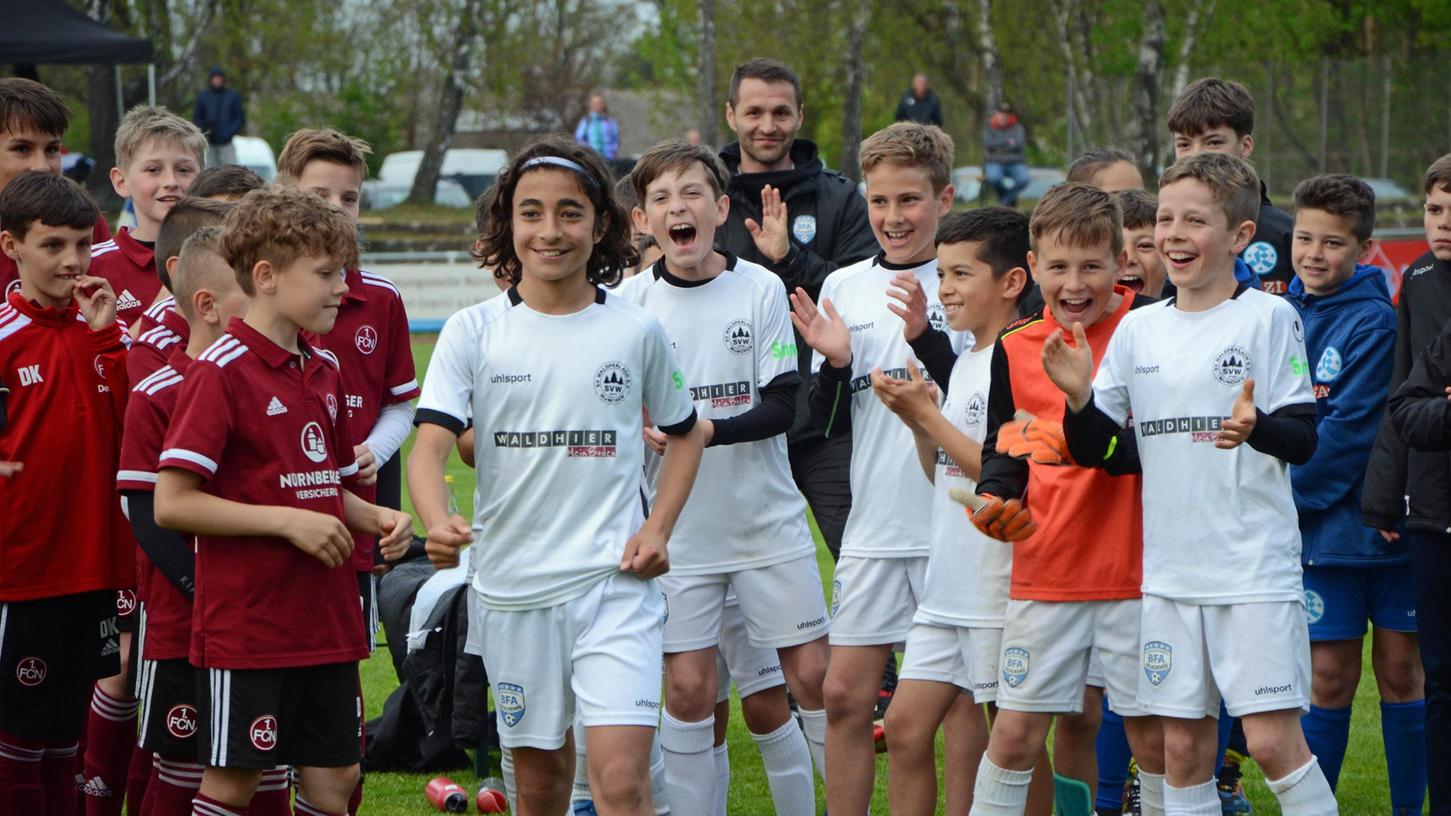Der SV Waldperlach (weiß) holte sich den Turniersieg beim Steiner U11 Cup, der FCN-Nachwuchs gratulierte.
Der SV Waldperlach (weiß) holte sich den Turniersieg beim Steiner U11 Cup, der FCN-Nachwuchs gratulierte.