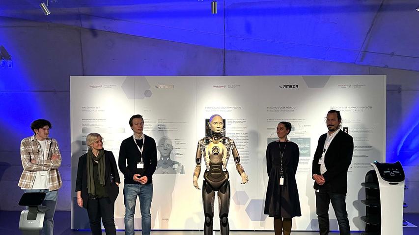 Ameca ist ein humanoider Roboter, der in der Blauen Nacht erstmals in Deutschland öffentlich zu sehen sein wird. Vorgestellt wurde sie von (v. l.) David Helm (Projektteam), Marion Grether (Museumsleiterin), David Ohage vom Projektteam, Ameca, Melanie Saverimuthu, wissenschaftliche Mitarbeiterin, sowie Pressesprecher Sebastian Linstädt.