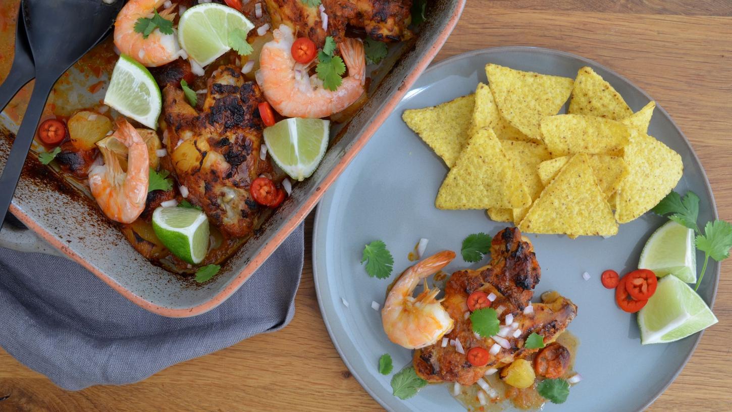 Bei dieser "Surf & Turf"-Variante aus Fleisch und Meeresfrüchten werden Chicken Wings und Garnelen kombiniert. Bei dieser "Surf & Turf"-Variante aus Fleisch und Meeresfrüchten werden Chicken Wings und Garnelen kombiniert.