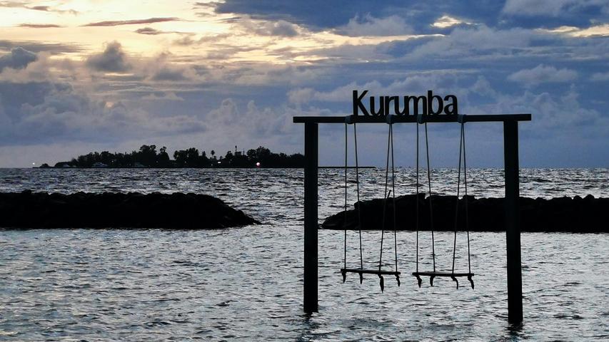 Wer sich auf der Insel Kurumba in den Sonnenuntergang schaukeln möchte, macht es besser barfuß.