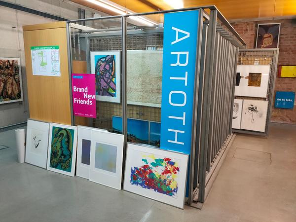 Das Angebot, Kunst zu leihen, lockt inzwischen auch junge Menschen. Das Angebot, Kunst zu leihen, lockt inzwischen auch junge Menschen.