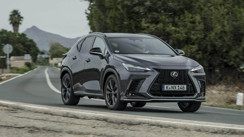 Der Lexus NX pflegt eine markante, aber nicht massige oder gar aggressive Optik. Der Lexus NX pflegt eine markante, aber nicht massige oder gar aggressive Optik.