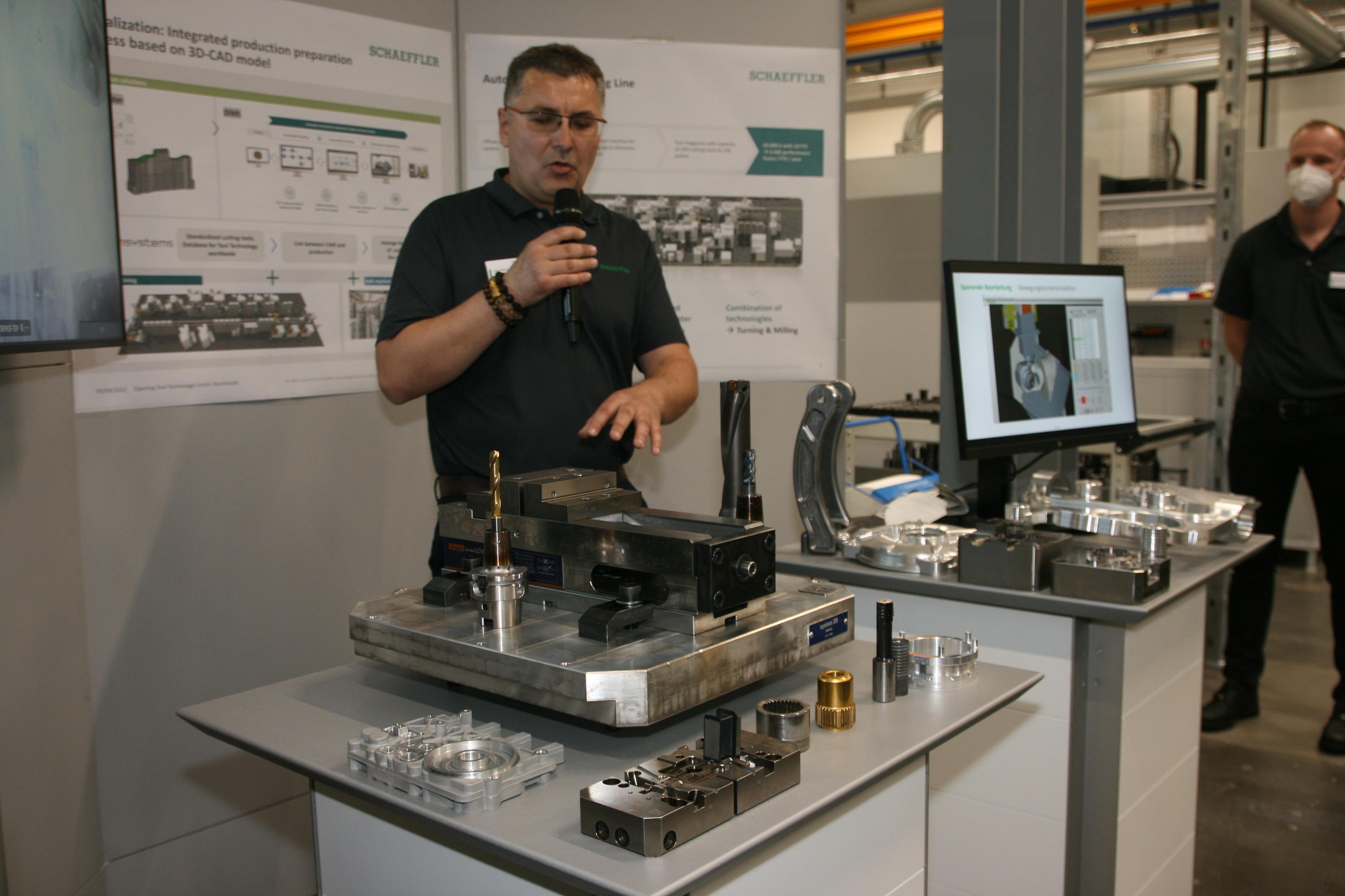 Ein Mitarbeiter präsentiert einige der Präzisionswerkzeuge, die teils automatisiert gefertigt werden. 