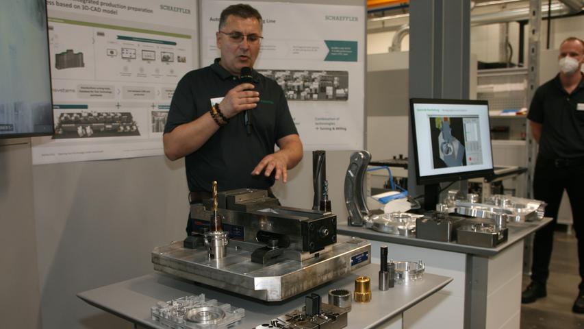 Ein Mitarbeiter präsentiert einige der Präzisionswerkzeuge, die teils automatisiert gefertigt werden. 