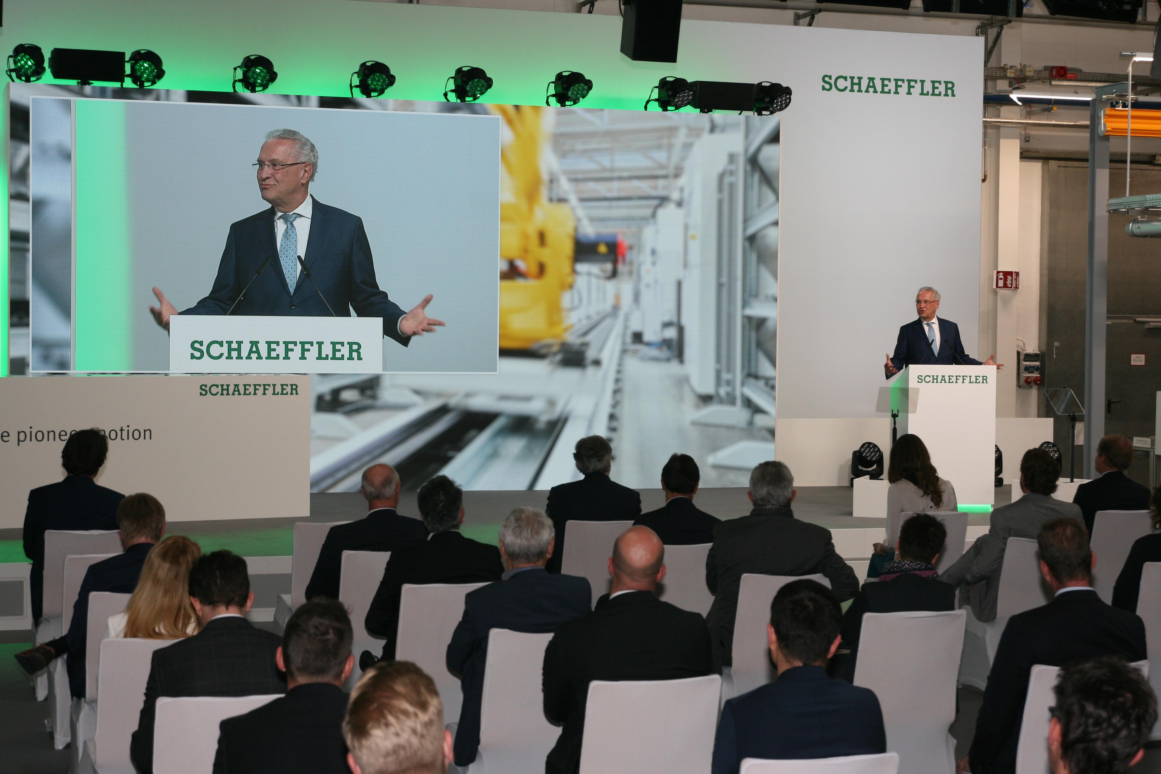 Insgesamt hat das Unternehmen einen zweistelligen Millionenbetrag in das Werkzeugtechnologiezentrum investiert. Dafür bedankte sich Innenminister Joachim Herrmann. 