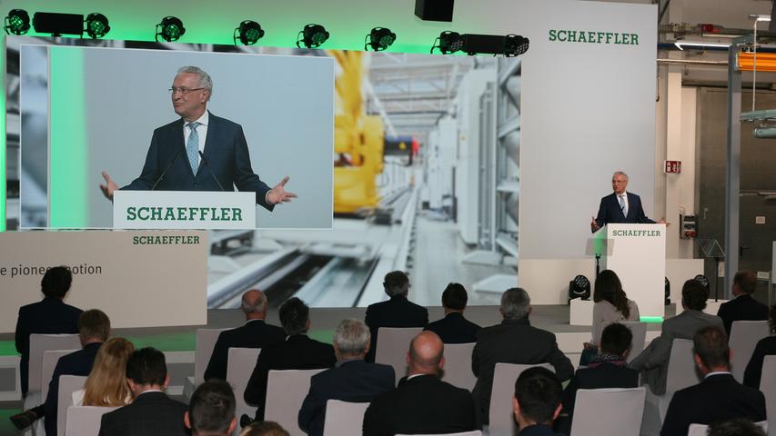 Insgesamt hat das Unternehmen einen zweistelligen Millionenbetrag in das Werkzeugtechnologiezentrum investiert. Dafür bedankte sich Innenminister Joachim Herrmann. 