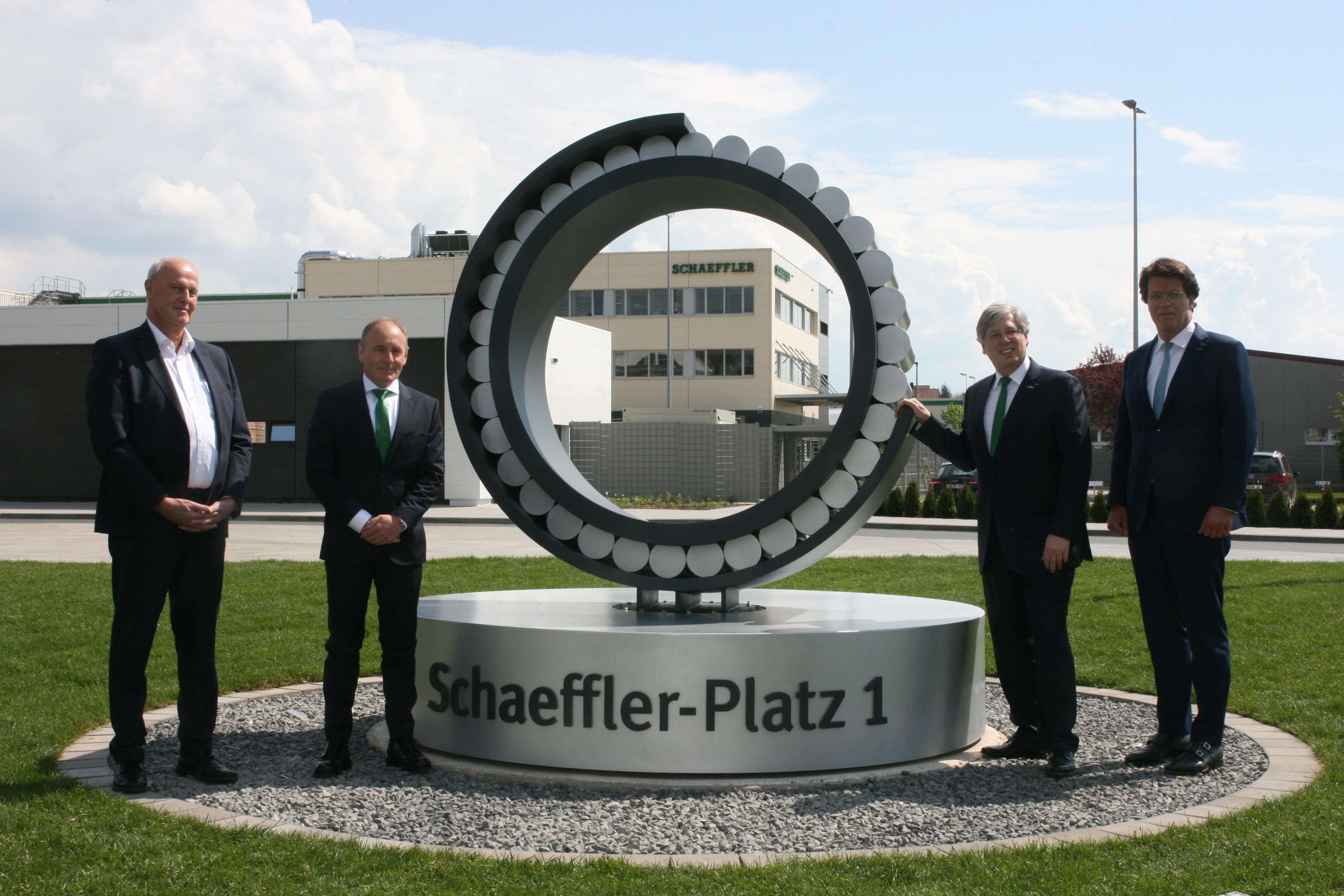 Der Schaeffler-Standort Höchstadt hat ab sofort die Adresse Schaeffler-Platz 1. Bürgermeister Gerald Brehm, Schaeffler-Campus-Leiter Hans-Jürgen Ritter, Familiengesellschafter Georg F. W. Schaeffler und Vorstandsvorsitzender Klaus Rosenfeld weihen in der Mitte des Kreisverkehrs vor der Werkszufahrt eine Skulptur in Form eines Zylinderrollenlagers ein.