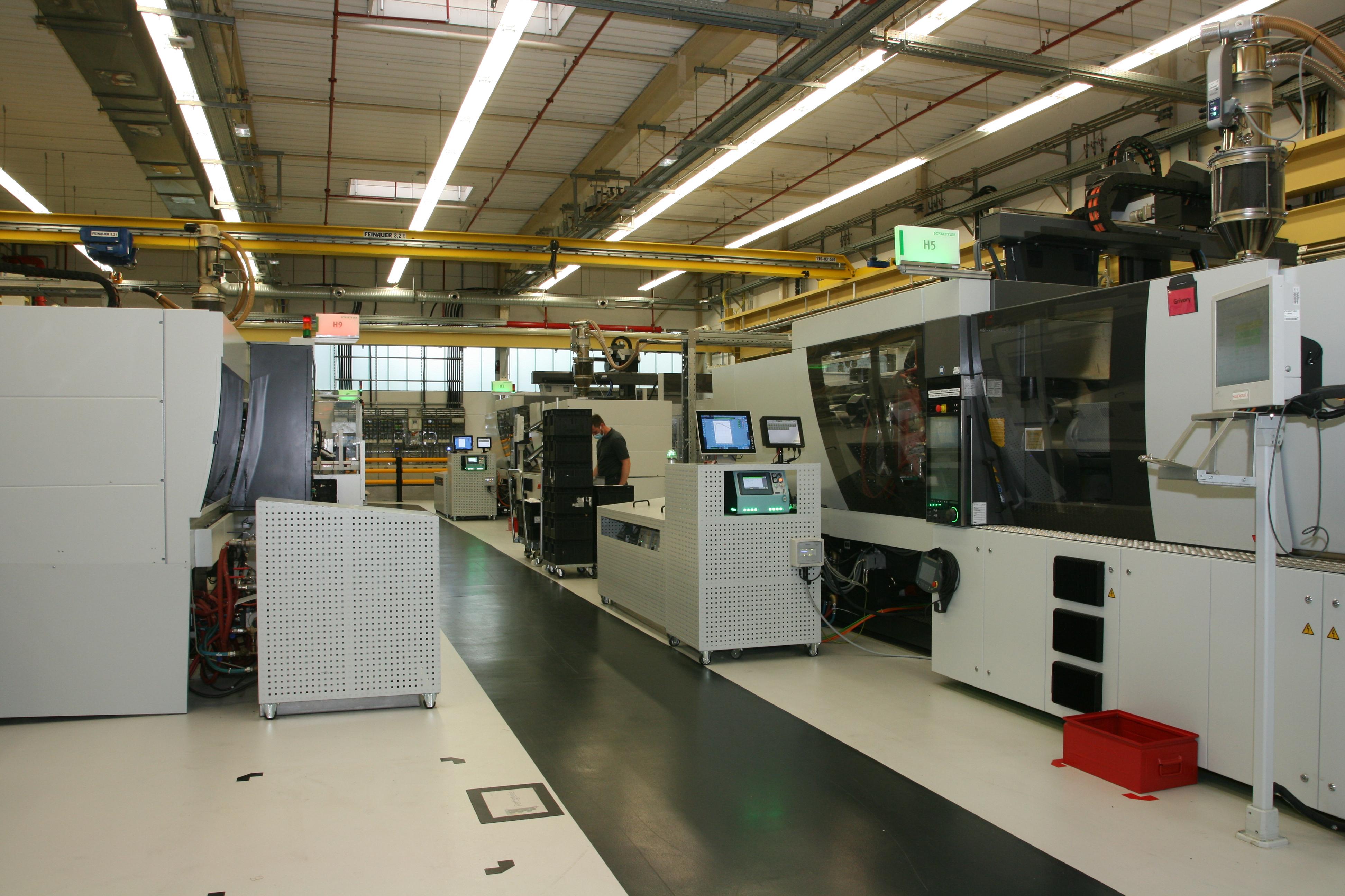 Seit September 2021 wurden rund 100 Maschinen in einer Bestandshalle am Standort Höchstadt zusammengeführt.