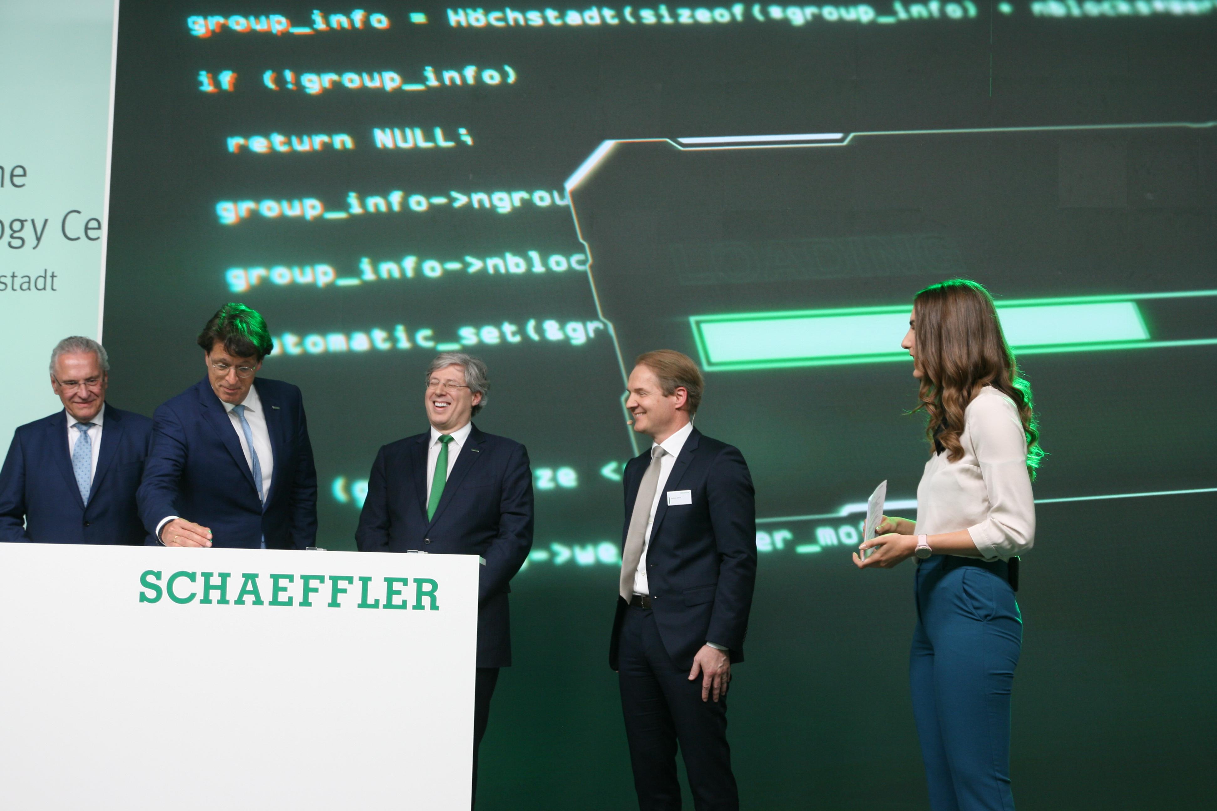 Mit einer Art Countdown per Ladebalken wurde das Werk eröffnet und eine der drei vollautomatisierten Roboterlinien gestartet.