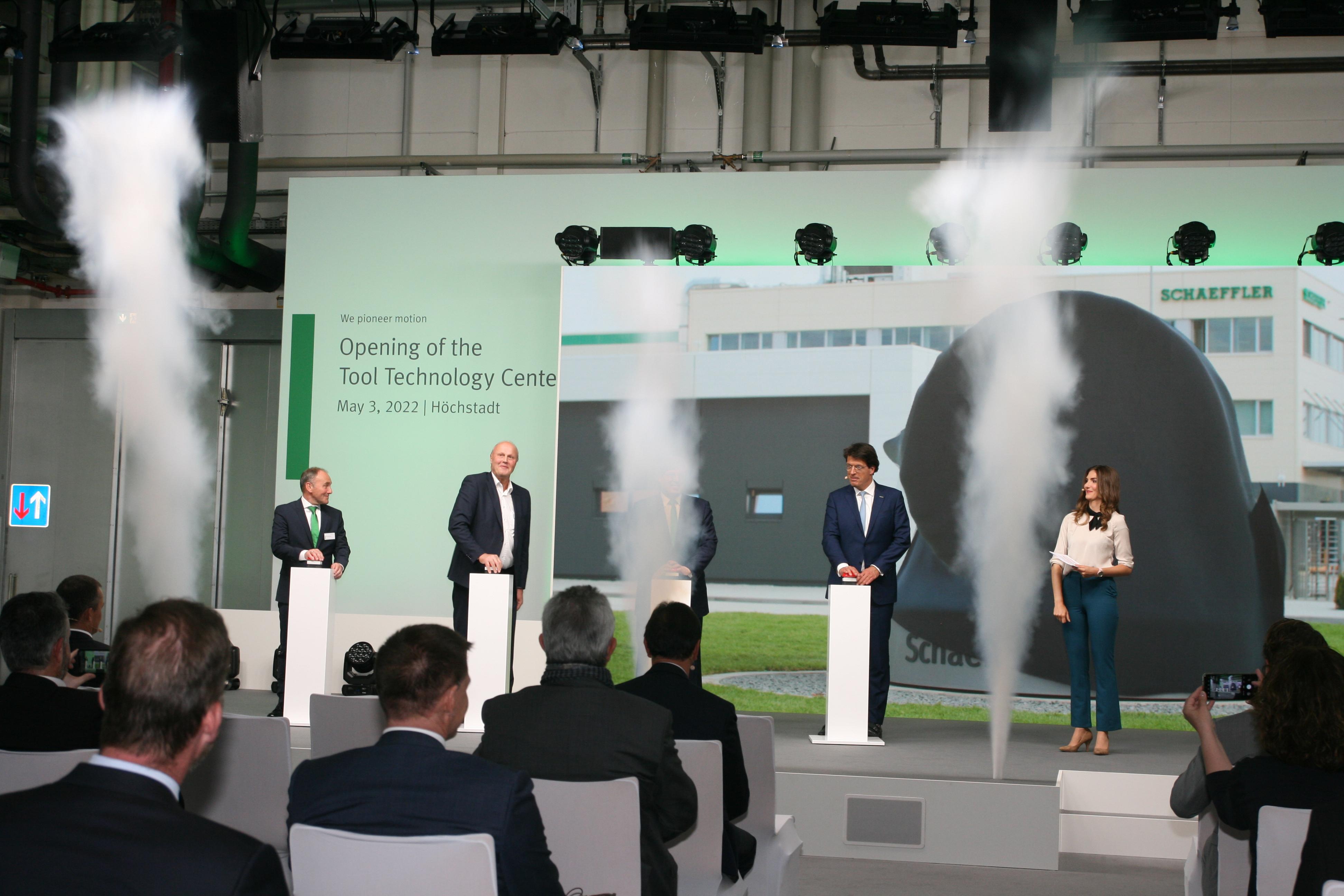 Die Benennung des Schaeffler-Platzes wurde mit Rauchfontänen gefeiert.