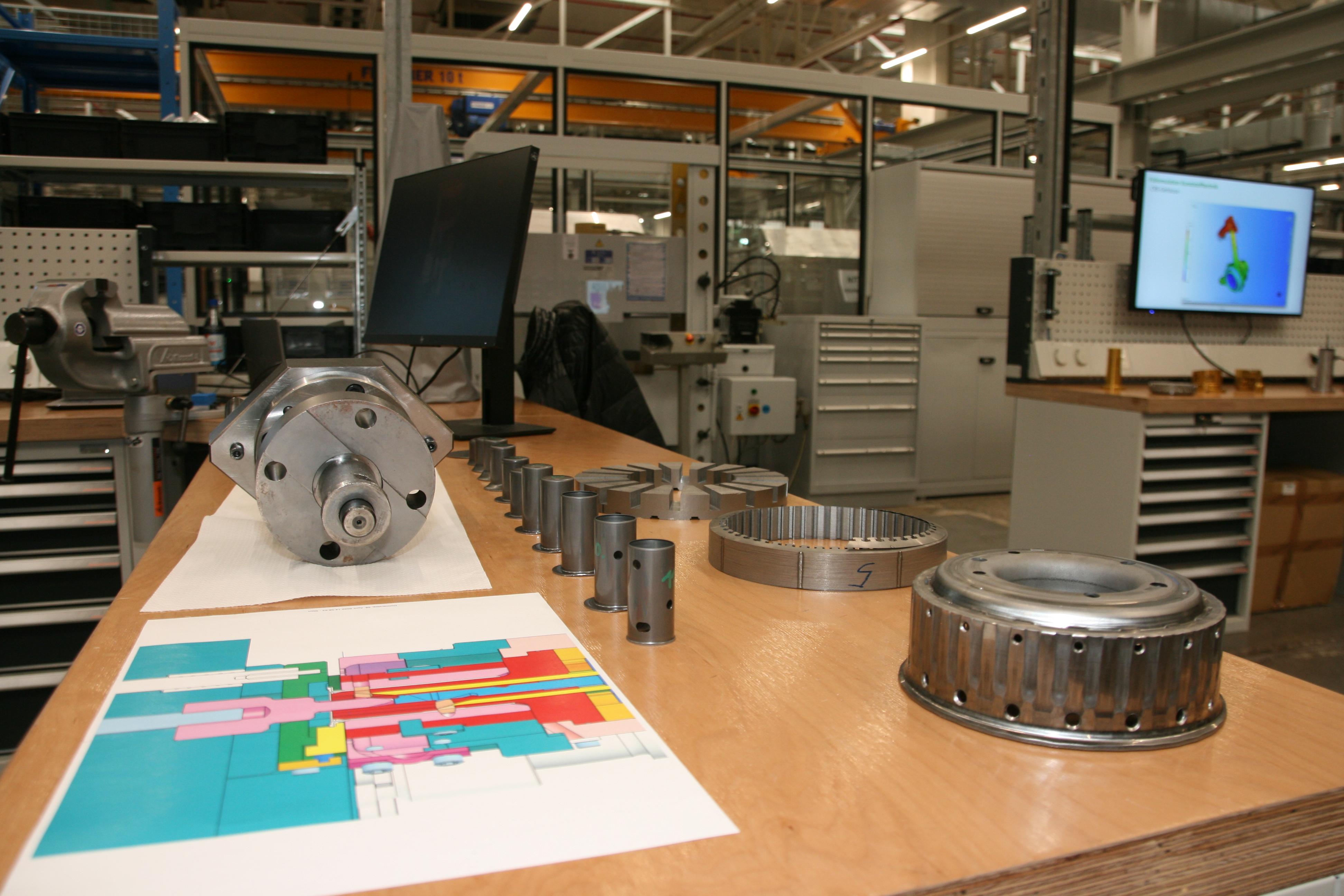 Im Werkzeugbau werden hochpräzise Werkzeuge entwickelt und hergestellt.