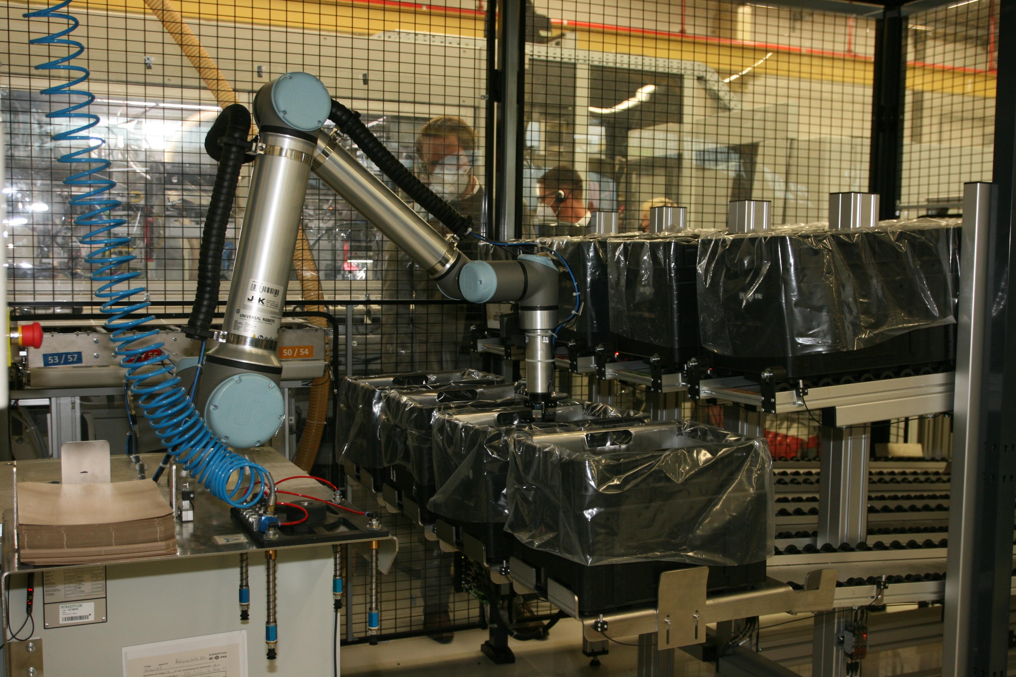 Dieser Roboter, der Verpackungsaufgaben übernimmt, läuft auch am Wochenende durch.