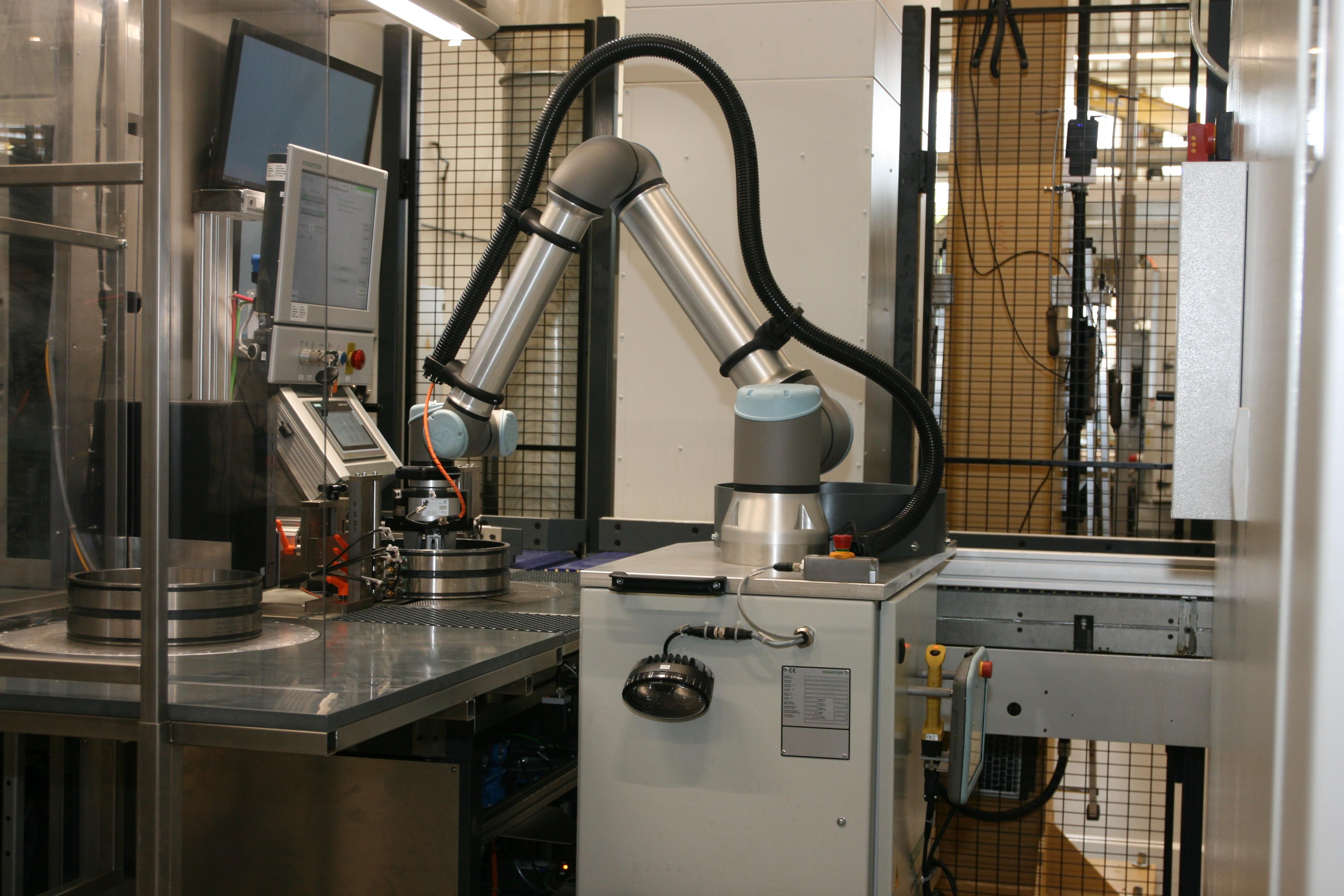 Hier ein Messroboter bei der Arbeit: Durch Automatisierung und Digitalisierung sind hohe Maschinenauslastungen jederzeit möglich.