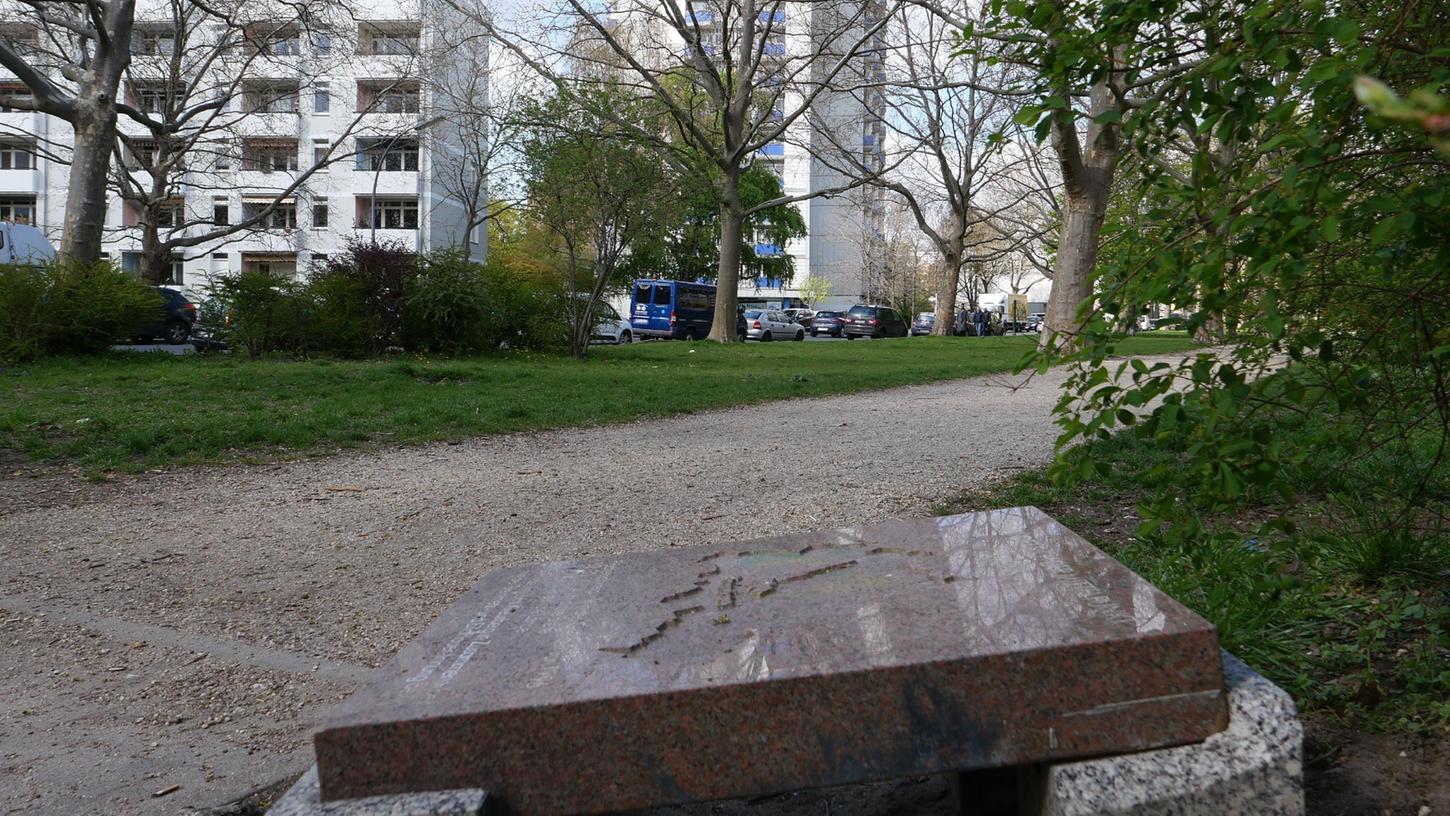 Die Marmorplatte im Vordergrund markiert Berlins exakte Mitte.
 
