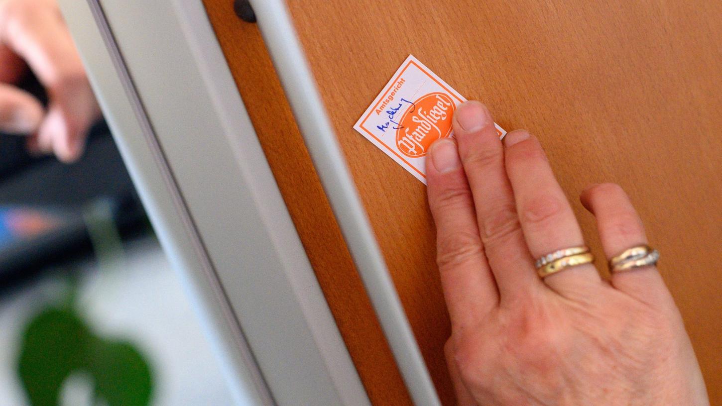 Gerichtsvollzieher sind nicht nur für Pfändung und Räumung zuständig. Sie müssen auch dafür sorgen, dass ein Schuldner seine Vermögensverhältnisse offenlegt. Gerichtsvollzieher sind nicht nur für Pfändung und Räumung zuständig. Sie müssen auch dafür sorgen, dass ein Schuldner seine Vermögensverhältnisse offenlegt.