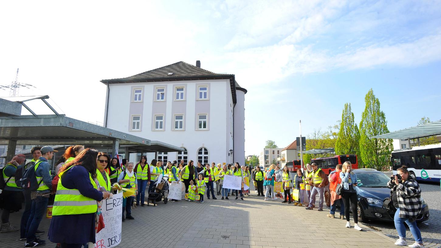 Beim Kita-Streik am Forchheimer Bahnhof machten Erzieherinnen und Erzieher ihre Forderungen deutlich.