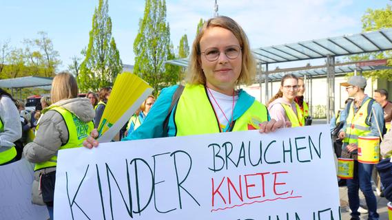 Christina Merz mit ihrem Banner: "Kinder brauchen Knete, Erzieherinnen auch." Christina Merz mit ihrem Banner: "Kinder brauchen Knete, Erzieherinnen auch."
