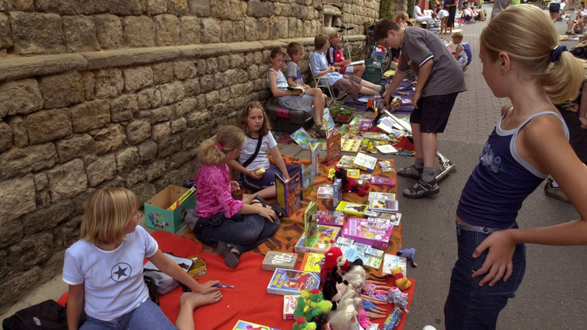 Von 7 bis 14 Uhr hat der Kinder- und Jugendflohmarkt am Samstag vor dem Landratsamt in Forchheim geöffnet. Auf den Tischen finden Schnäppchensuchende gebrauchte Spielsachen, Klamotten, Bücher sowie Baby-, Kinder- und Jugendartikel.