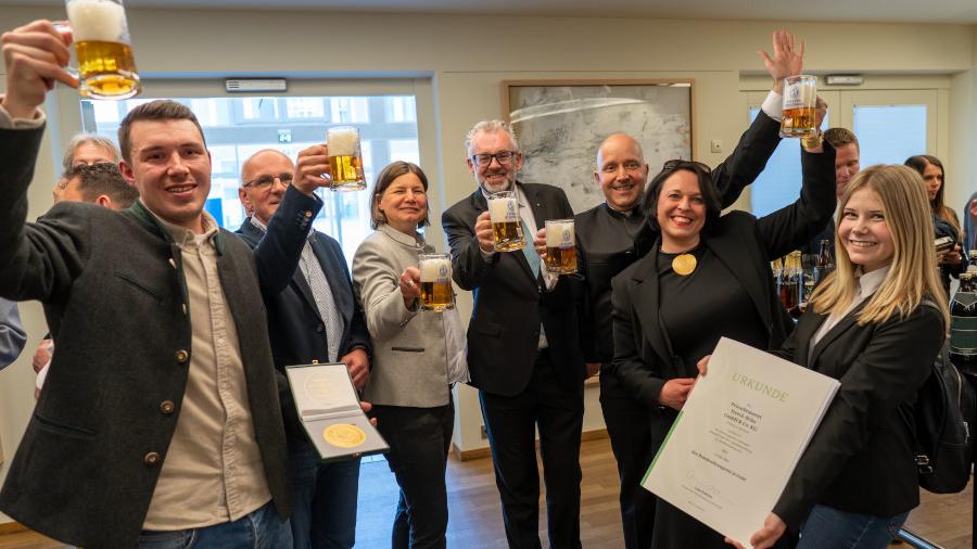 Die Freude beim Team von Streck-Bräu über den Bundesehrenpreis für Bier ist groß. Dritter von rechts Brauereichef Axel Kochinki, ganz links Braumeister Benjamin Betz. 
