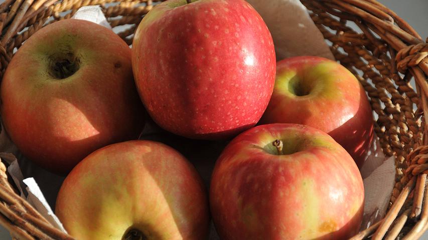Wir beginnen beim Obst und Gemüse - und bei Äpfeln der Sorte Cripps Pink, besser bekannt unter dem Markennamen Pink Lady. Hier ist der Preis um fast 27 Prozent gestiegen: Vor zwei Jahren kostete eine Packung mit sechs Stück 2,99 Euro, jetzt 3,79 Euro.