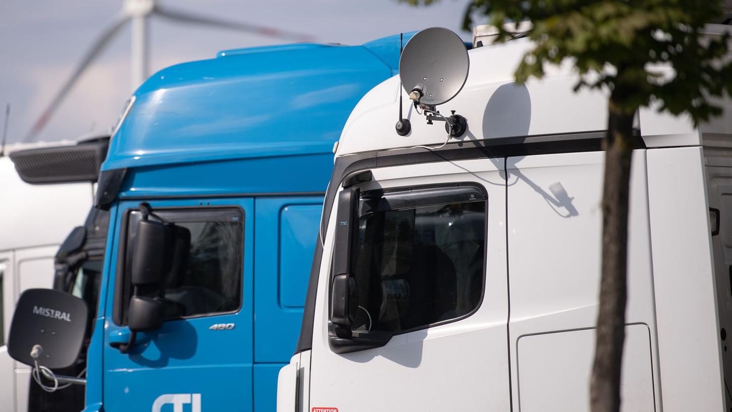 Auch im Güterverkehr herrscht ein Fachkräftemangel. Laut Bundesverband Güterkraftverkehr Logistik und Entsorgung fehlen in Deutschland 60.000 bis 80.000 Lkw-Fahrer. Auch im Güterverkehr herrscht ein Fachkräftemangel. Laut Bundesverband Güterkraftverkehr Logistik und Entsorgung fehlen in Deutschland 60.000 bis 80.000 Lkw-Fahrer.