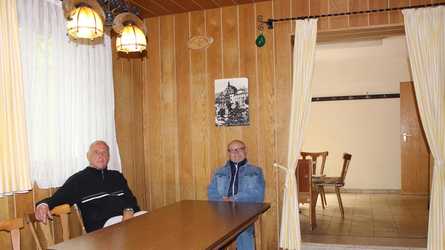 Von Anfang bis Ende: Kurt Erhardt (rechts) ist Gründungsmitglied der Tennisabteilung beim BSC Erlangen. Bernd Rüger (links) wird vermutlich der letzte Leiter der Sparte sein.
Von Anfang bis Ende: Kurt Erhardt (rechts) ist Gründungsmitglied der Tennisabteilung beim BSC Erlangen. Bernd Rüger (links) wird vermutlich der letzte Leiter der Sparte sein.