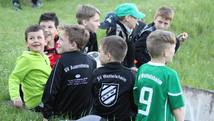 Die jungen Wettelsheimer Fans hatten ihren Spaß - klar, wenn die eigene Mannschaft so ein wichtiges Spiel gewinnt.

