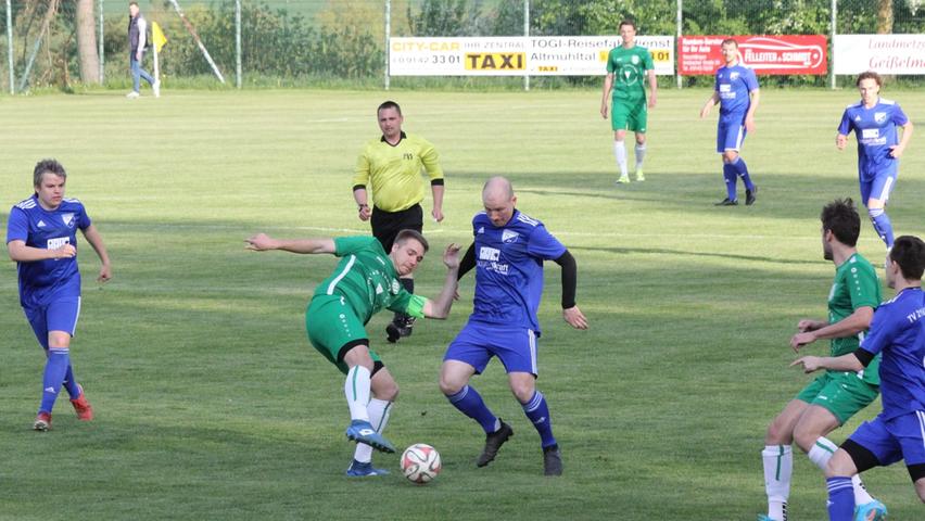Der SV Wettelsheim (am Ball in Grün Kapitän Hansi Döbler) und der TV Büchenbach lieferten sich ein kampfbetontes Spitzenspiel.
