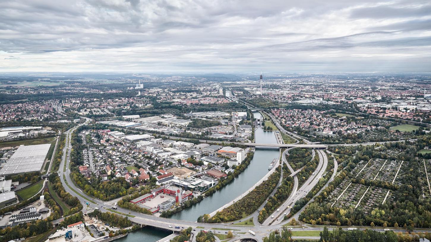 Die sogenannten Hafenbrücken aus der Luft: ein Blick Richtung Westen auf die Hafenstraße (l.) und den Frankenschnellweg (weiter oben im Bild), die jeweils beide mit Brücken den Main-Donau-Kanal und die Südwesttangente queren. 