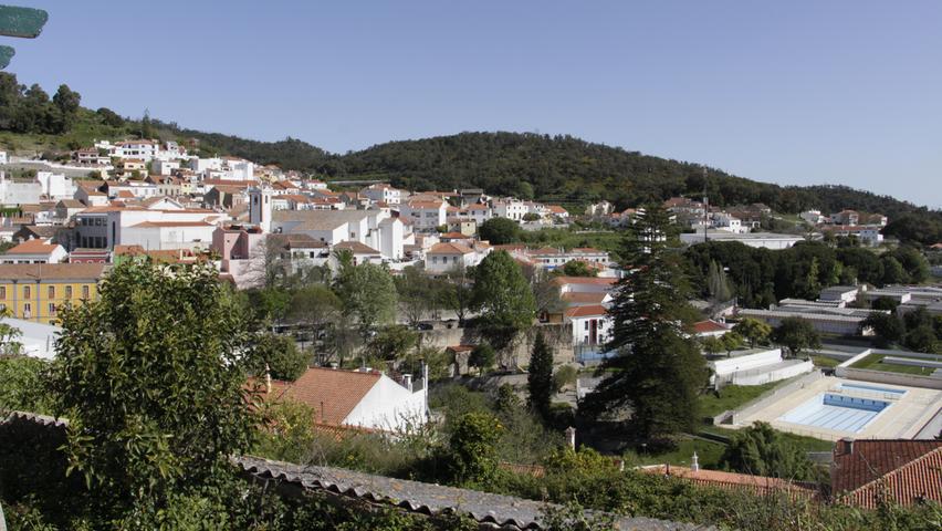 Im hügeligen Hinterland der Algarve, etwa 20 Autominuten von Portimao entfernt, liegt die portugiesische Kleinstadt Monchique. In dem Ort am Hang des Berges Fóia leben rund 4.500 Einwohner. Monchique strahlt Ruhe aus, weiß aber mit vielen kleinen Attraktionen zu beeindrucken.
