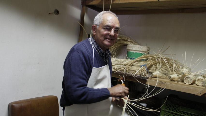 Als einer der letzten seiner Zunft stellt José Inácio Rosa in seiner kleinen Werkstatt in Monchique Korbwaren aller Art her. Die Handwerkskunst hat sich der heute 72-Jährige in seiner Kindheit selbst beigebracht, während er die Schafe auf dem Feld hütete. Heute gibt es in Monchique nur noch drei Personen, die das Handwerk beherrschen. Einen Nachfolger hat Rosa noch nicht gefunden.