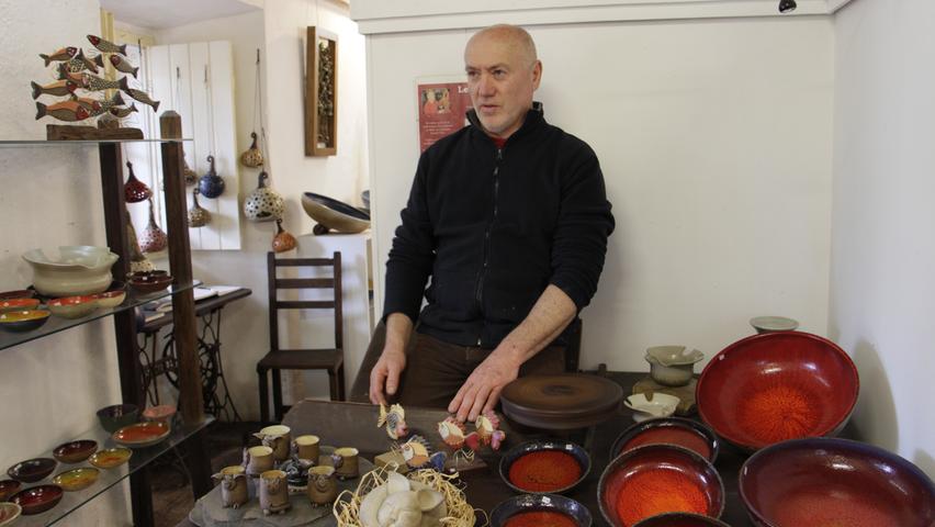 Eine andere Handwerkskunst präsentiert Leonel Telo in seinem Atelier. Er verarbeitet Keramik zu kunstvollen Gegenständen wie Schalen, Schüsseln, Bechern oder Schmuck.