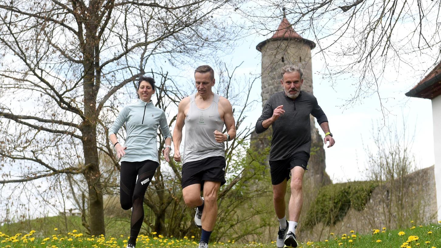 Sie organisieren die erste Wiesent-Challenge in Waischenfeld und trainieren auch dafür: Charlotte und Dominik Bogner sowie Klaus Lang (von links).
Sie organisieren die erste Wiesent-Challenge in Waischenfeld und trainieren auch dafür: Charlotte und Dominik Bogner sowie Klaus Lang (von links).