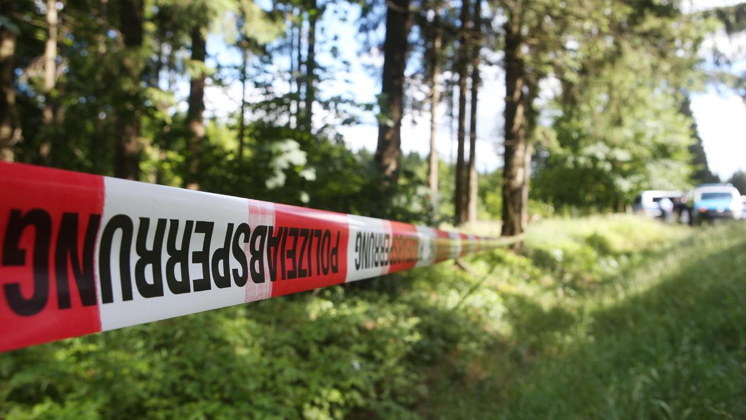 Pilzsammler haben 1972 in einem Waldstück bei Erding die Leiche einer Frau gefunden. Erst 2003 ist der mutmaßliche Mörder verurteilt worden - nachdem er nach Überzeugung des Gerichts eine weitere Frau getötet hatte. (Symbolbild)