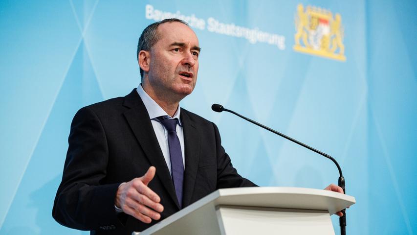 Hubert Aiwanger ist nicht nur Chef der Freien Wähler, sondern leitet seit 2018 auch das Ministerium für Wirtschaft, Landesentwicklung und Energie. Außerdem ist er stellvertretender bayerischer Ministerpräsident. Staatssekretär ist Roland Weigert.