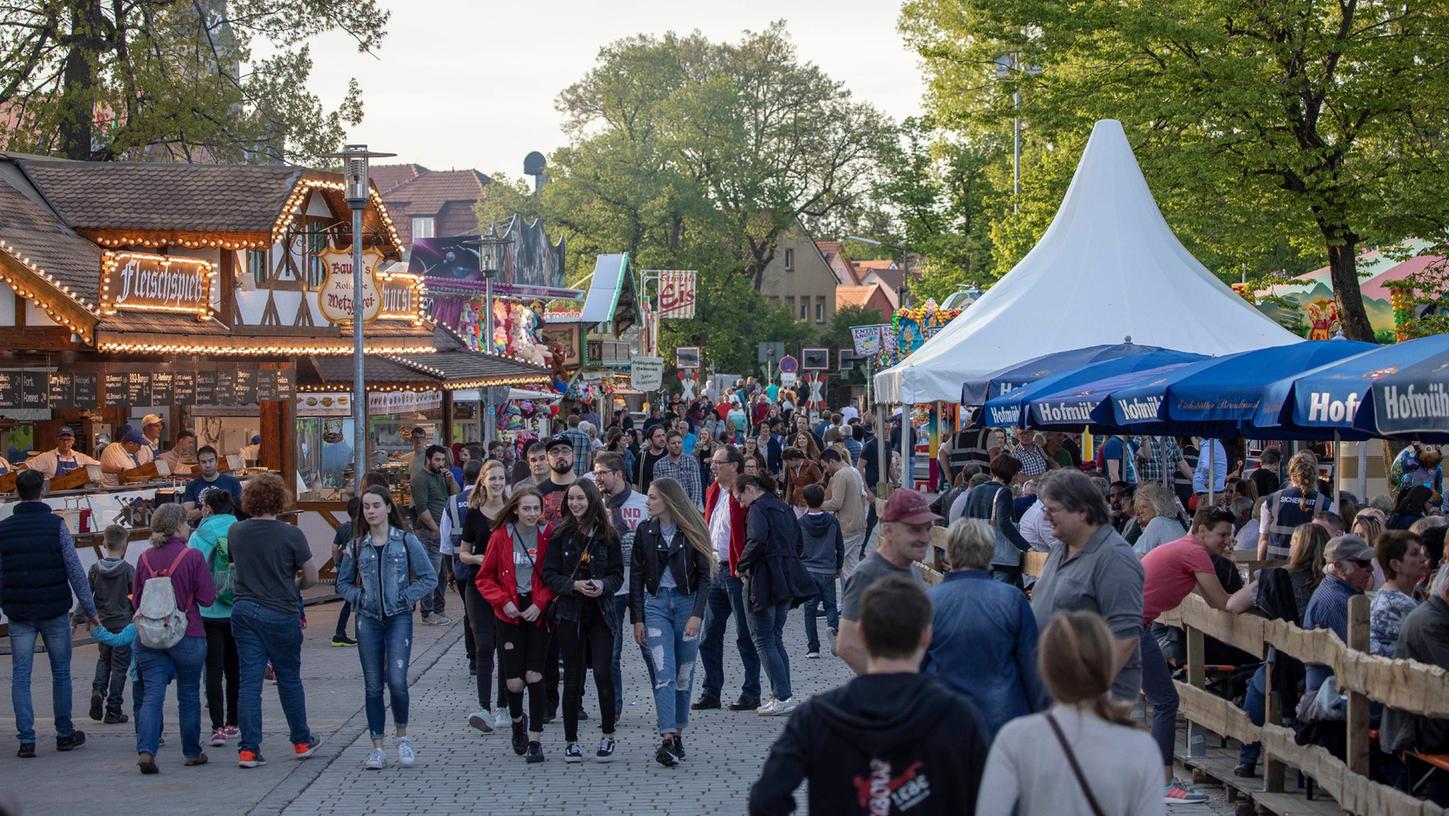 Nach zweijähriger Pause startet mit dem Rother Frühlingsfest die Volksfestsaison im Landkreis. Vier Tage lang wird auf dem Festplatz der Kreisstadt gefeiert.
Nach zweijähriger Pause startet mit dem Rother Frühlingsfest die Volksfestsaison im Landkreis. Vier Tage lang wird auf dem Festplatz der Kreisstadt gefeiert.