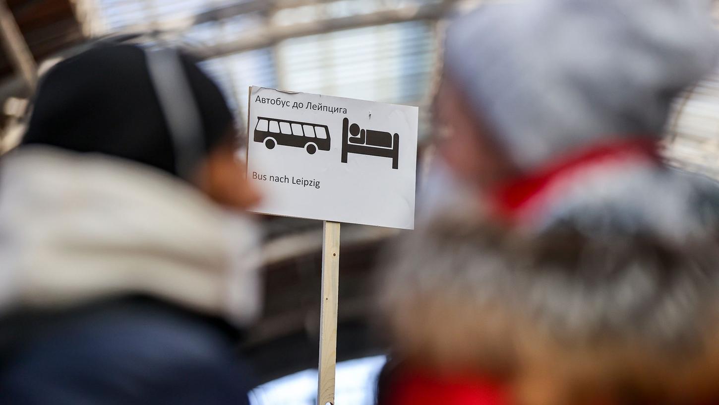 Wer Geflüchtete bei sich zu Hause aufnimmt und dafür eine Aufwandsentschädigung erhält, muss das Einkommen nicht versteuern. Wer Geflüchtete bei sich zu Hause aufnimmt und dafür eine Aufwandsentschädigung erhält, muss das Einkommen nicht versteuern.