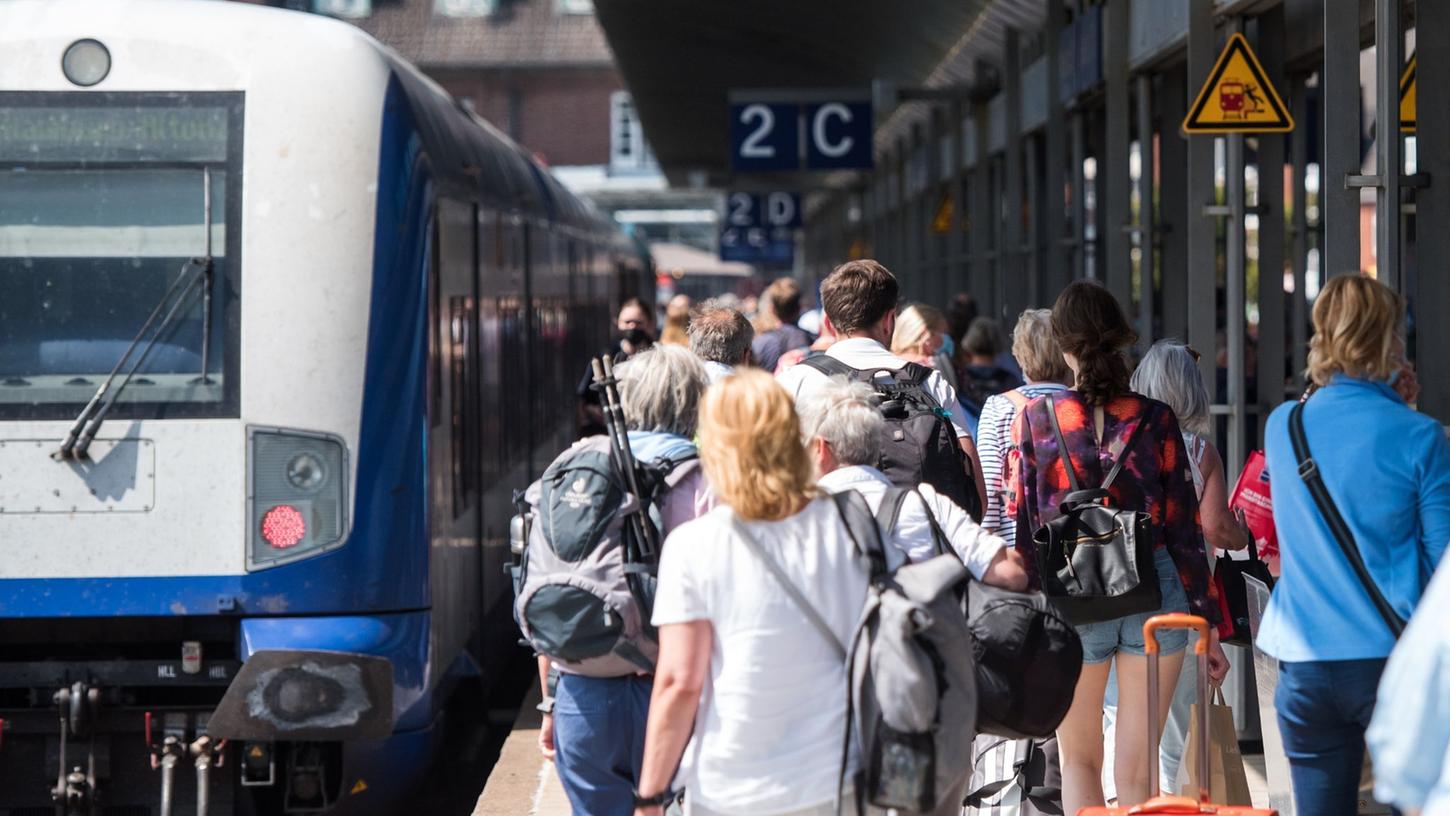 Gibt es an beliebten Orten - hier der Bahnhof Westerland/Sylt - noch mehr Gedränge? 
