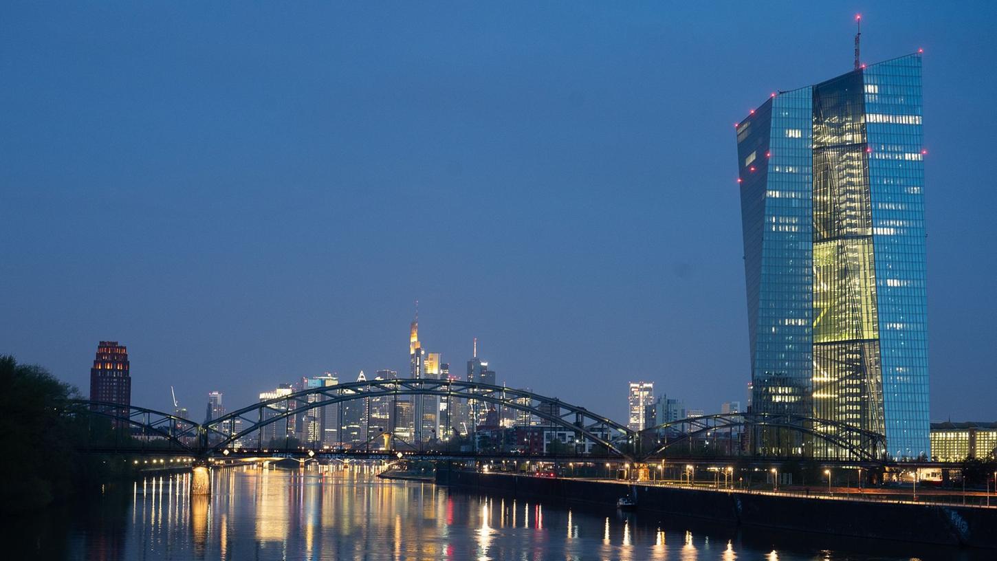 Die Europäische Zentralbank (EZB) in Frankfurt/Main: Erhöht sie die Negativzinsen für Einlagen von Banken, werden auch Sparer diese wohl bald los.
