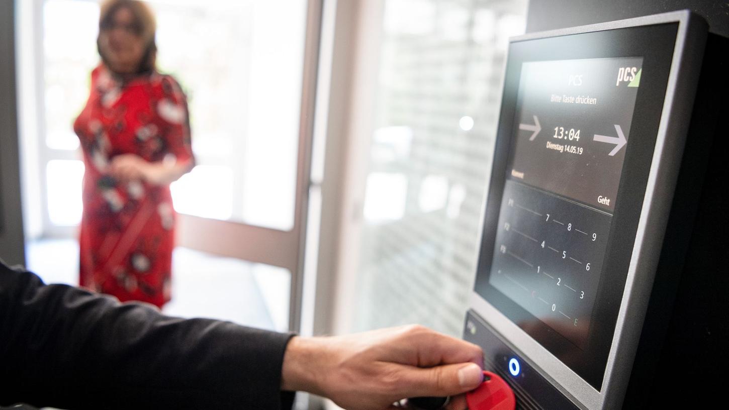 Das Bundesarbeitsgericht hält eine digitale Zeiterfassung als Nachweis von Überstunden für nicht ausreichend. Das Bundesarbeitsgericht hält eine digitale Zeiterfassung als Nachweis von Überstunden für nicht ausreichend.