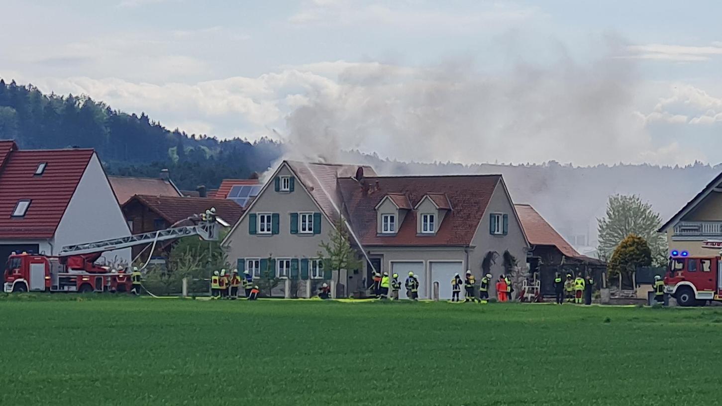 Die Feuerwehren aus Mitteleschenbach und den umliegenden Orten hatten den Dachstuhlbrand schnell unter Kontrolle. Dennoch entstand hoher Sachschaden.