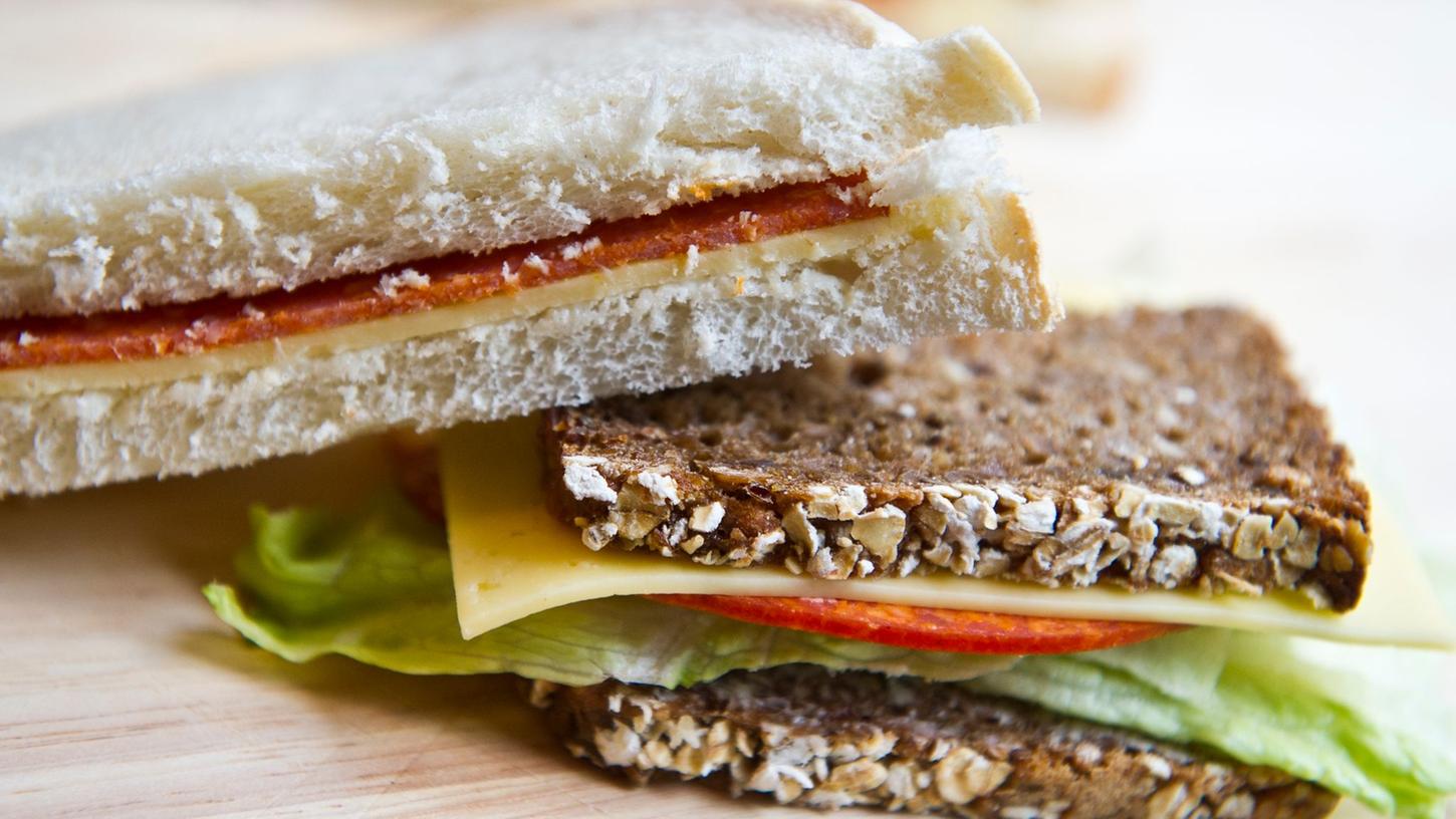 Eine gesunde Ernährung kann sich auf die Lebenserwartung auswirken. Experten raten zu mehr Hülsenfrüchten, Vollkorngetreide und Nüssen. Rotes und verarbeitetes Fleisch sollte nur selten gegessen werden. Eine gesunde Ernährung kann sich auf die Lebenserwartung auswirken. Experten raten zu mehr Hülsenfrüchten, Vollkorngetreide und Nüssen. Rotes und verarbeitetes Fleisch sollte nur selten gegessen werden.
