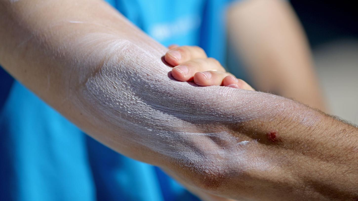 Einer aktuellen Umfrage zufolge nutzt gut ein Drittel aller Befragten im Frühjahr und Sommer normalerweise kein Sonnenschutzmittel, um sich vor schädlicher UV-Strahlung zu schützen. Einer aktuellen Umfrage zufolge nutzt gut ein Drittel aller Befragten im Frühjahr und Sommer normalerweise kein Sonnenschutzmittel, um sich vor schädlicher UV-Strahlung zu schützen.