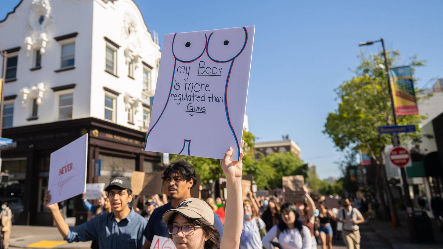 "Mein Körper ist stärker reguliert als Waffen", steht auf dem Schild, das diese Demonstrantin im kalifornischen Berkeley in die Höhe hält. 
