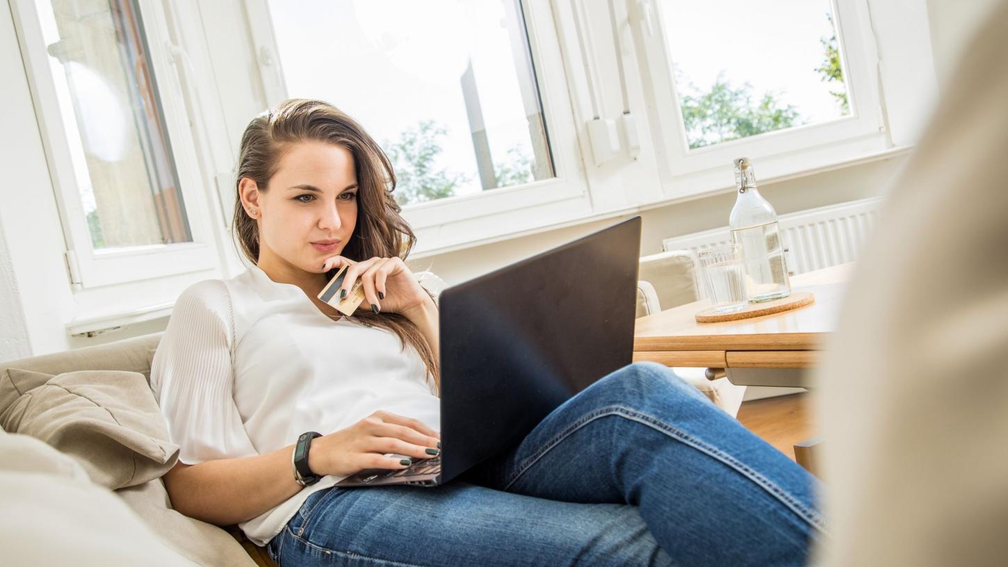 Online-Händler sind nicht grundsätzlich dazu verpflichtet über eine Hersteller-Garantie zu informieren. Wenn sie damit werben, allerdings schon. Online-Händler sind nicht grundsätzlich dazu verpflichtet über eine Hersteller-Garantie zu informieren. Wenn sie damit werben, allerdings schon.