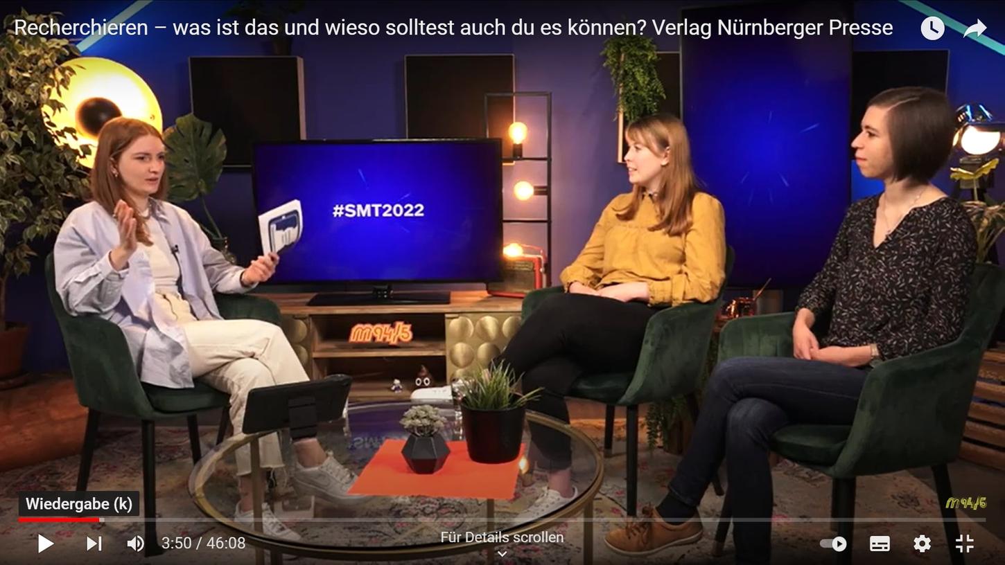 Die VNP-Volontärinnen Nina Dworschak (Mitte) und Jana Vogel (rechts) haben vergangenes Jahr im Studio der Mediaschool Bayern zahlreiche Fragen von Schülerinnen und Schülern beantwortet. 