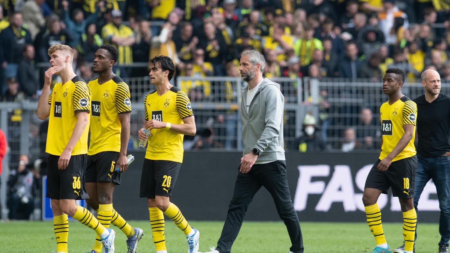 Traurige Wandergruppe: Borussia Dortmund schleicht als Zweiter ins Ziel.
